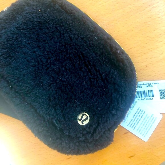 NEW Lululemon Everywhere Fleece Sherpa Belt Bag - Picture 5 of 5
